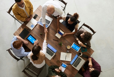 Equipo creativo planificando contenidos estratégicos