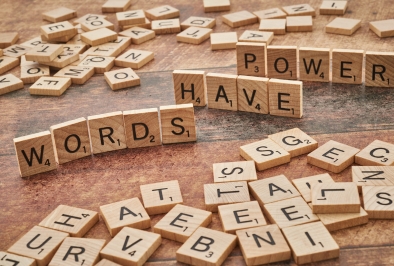Frase Words have power construida con fichas de scrabble, simbolizando el poder de las palabras en la creación de contenidos con intención y estrategia