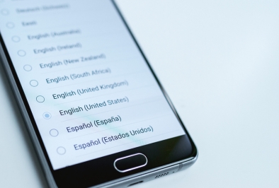 Selección de idiomas en dispositivo móvil para revisión profesional y coherente de textos multilingües