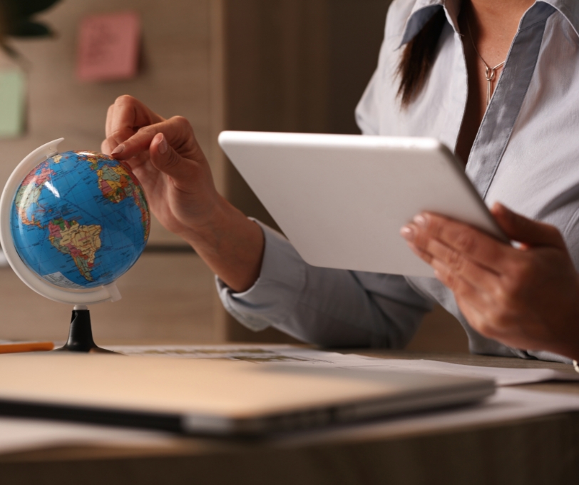 Profesional de la traducción trabajando con contenidos multilingües