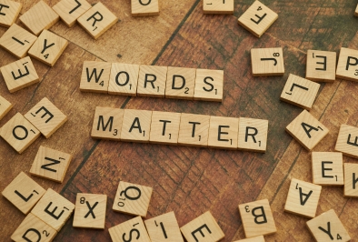 Frase Words Matter construida con piezas de scrabble como metáfora del valor de las palabras en la traducción profesional